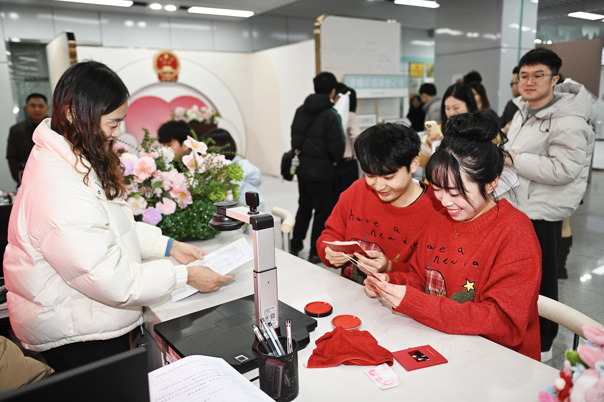 Un couple enregistre son mariage à la station de métro Xingfuba à Hefei, province de l'Anhui. /VCG