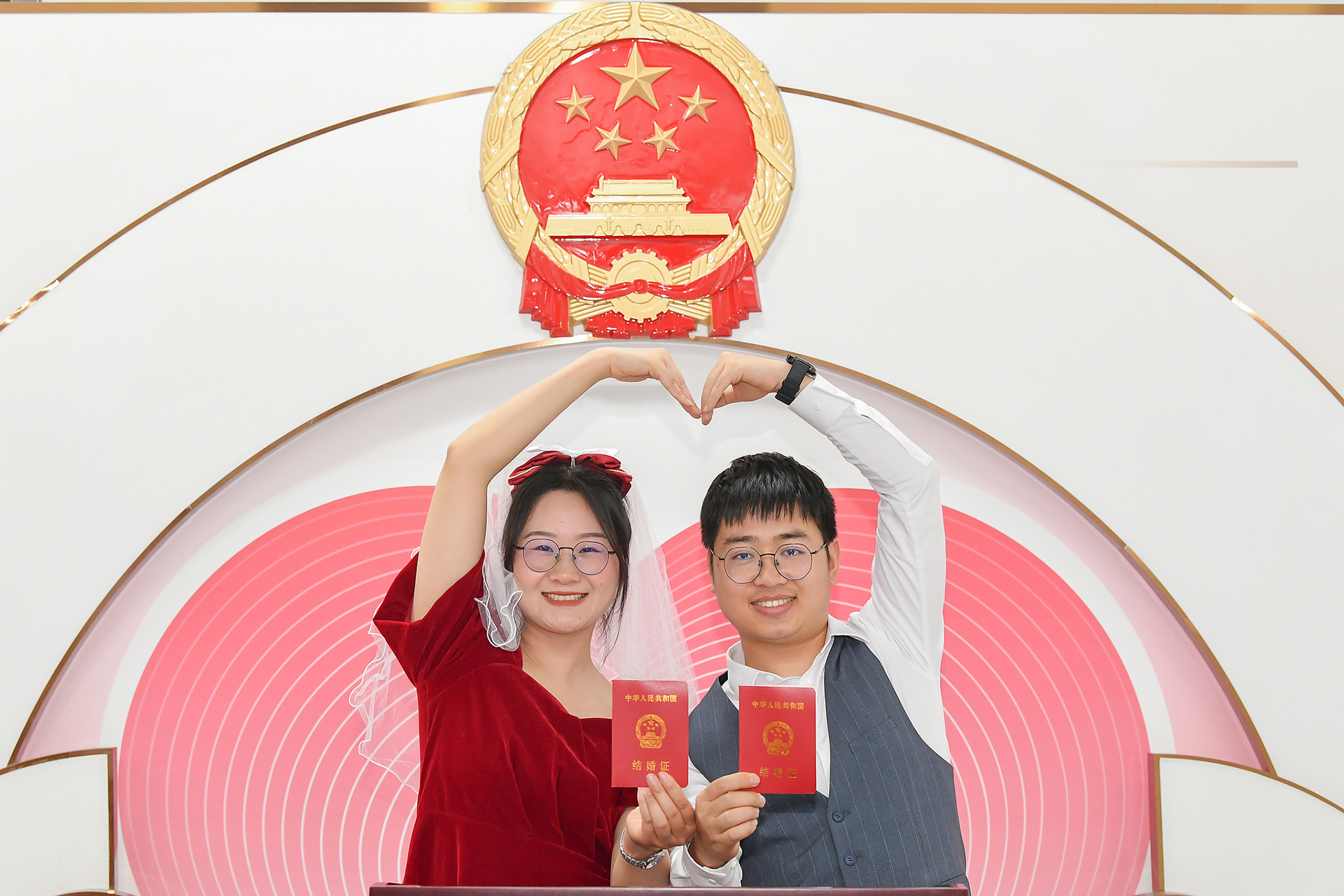 Un couple pose pour des photos après l'enregistrement du mariage à la station de métro Xingfuba à Hefei, province de l'Anhui. /VCG