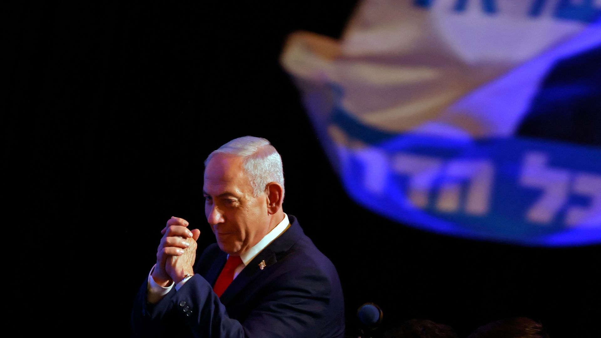 Le Premier ministre israélien Benjamin Netanyahu fait des gestes envers ses partisans lors d'un rassemblement le soir des élections à Jérusalem. /Jalaa Marey/AFP
