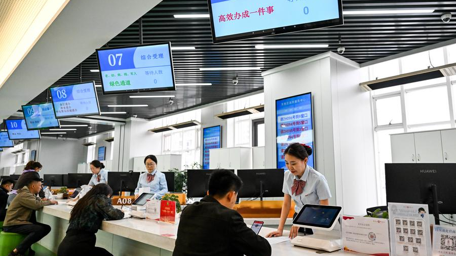 Des membres du personnel du centre de services gouvernementaux de la ville d'Ordos, dans la région autonome de Mongolie intérieure, dans le nord de la Chine, sont au service d'entreprises privées, le 16 avril 2025. /Xinhua