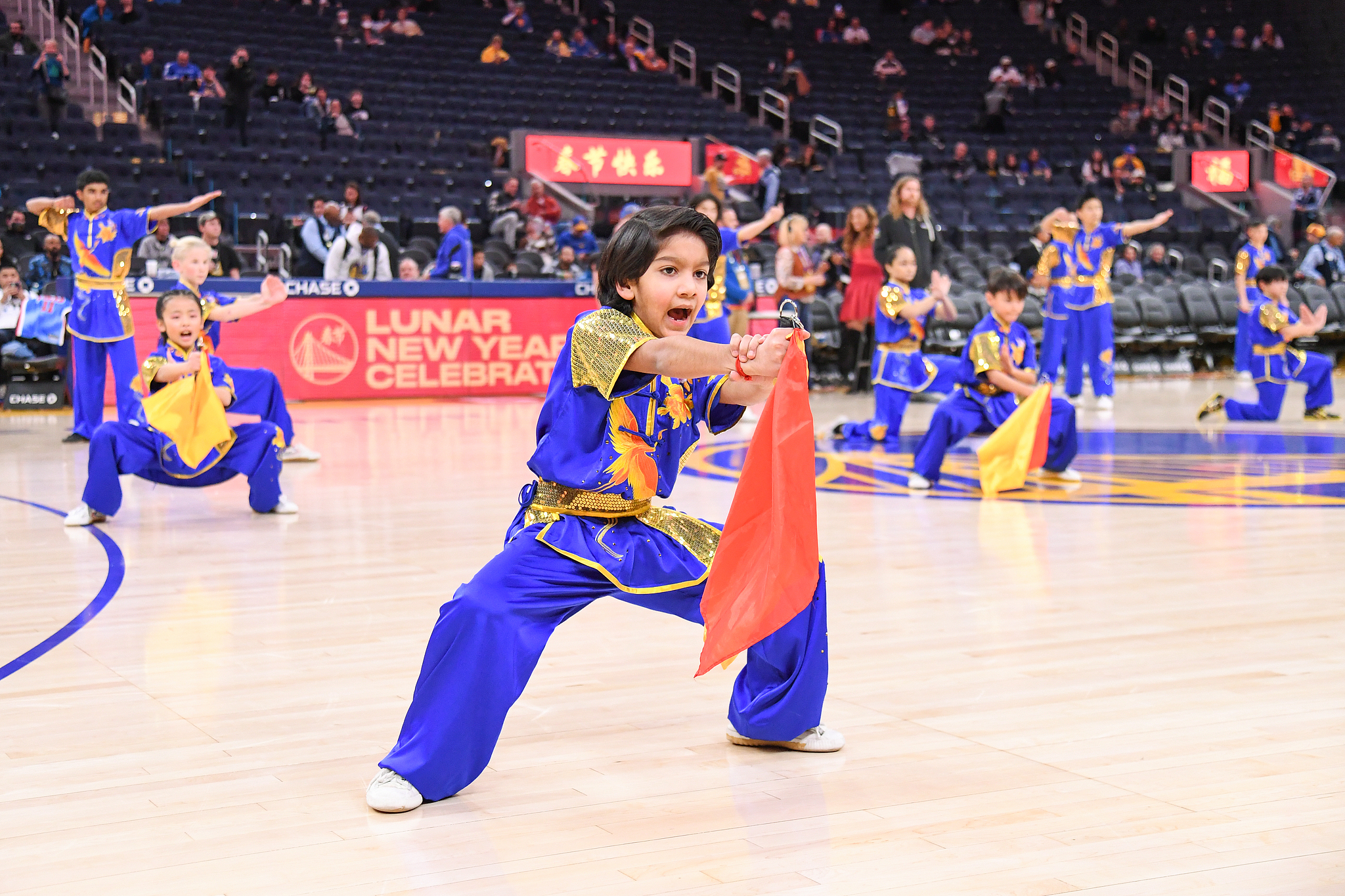 De jeunes artistes présentent des arts martiaux pour célébrer le Nouvel An chinois lors d'un match de la saison régulière de la NBA à San Francisco, en Californie, le 22 janvier 2023. /CFP