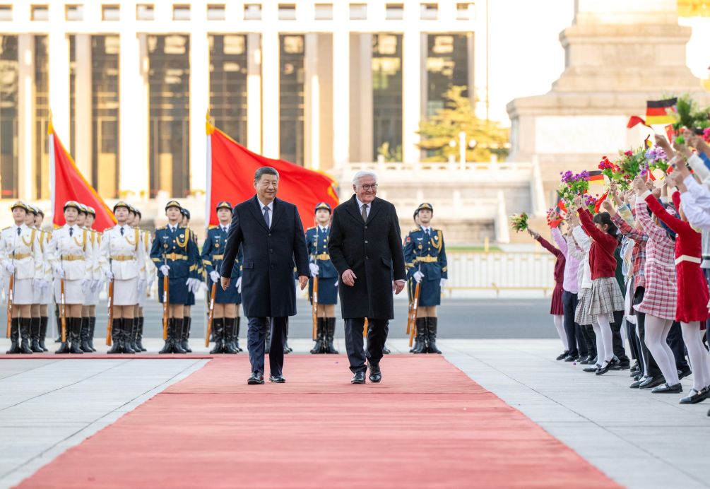 Le président chinois Xi Jinping organise une cérémonie de bienvenue pour le président allemand Frank-Walter Steinmeier sur la place devant la porte est du Grand Palais du Peuple avant leurs entretiens à Pékin, capitale chinoise, le 30 octobre 2026. /Xinhua