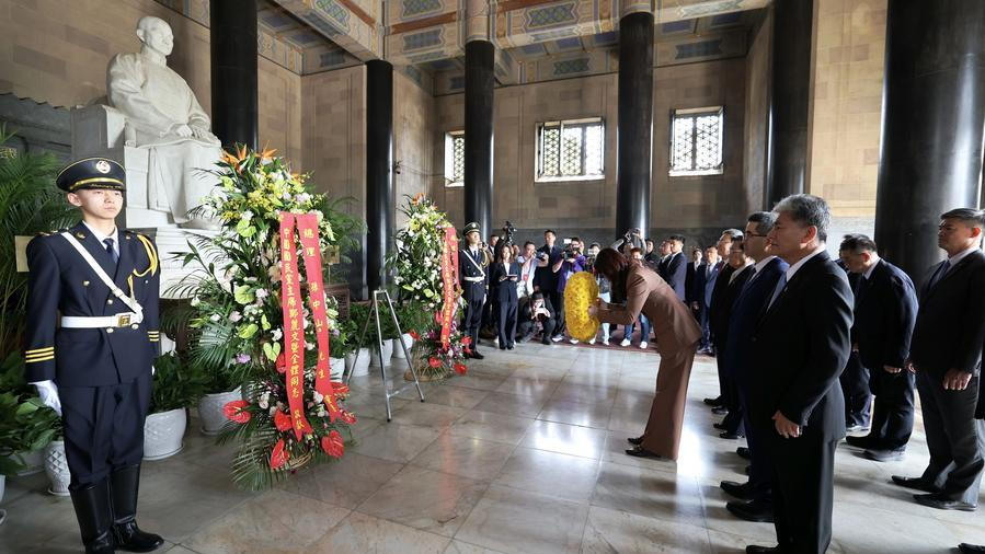 Cheng Li-wun, présidente du parti chinois Kuomintang (KMT), dirige une délégation du KMT pour rendre hommage au mausolée Sun Yat-sen à Nanjing, province du Jiangsu, Chine, le 8 avril 2026. /Xinhua
