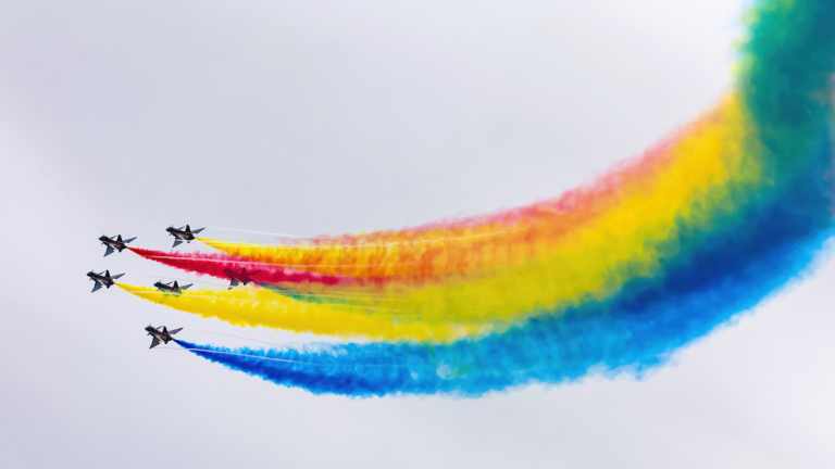 L'équipe de voltige aérienne Bayi de l'armée de l'air de l'APL se produit au 15e Salon international de l'aviation et de l'aérospatiale de Chine, dans la ville côtière de Zhuhai, dans le sud de la Chine, dans la province du Guangdong, le 15 novembre 2024. /VCG