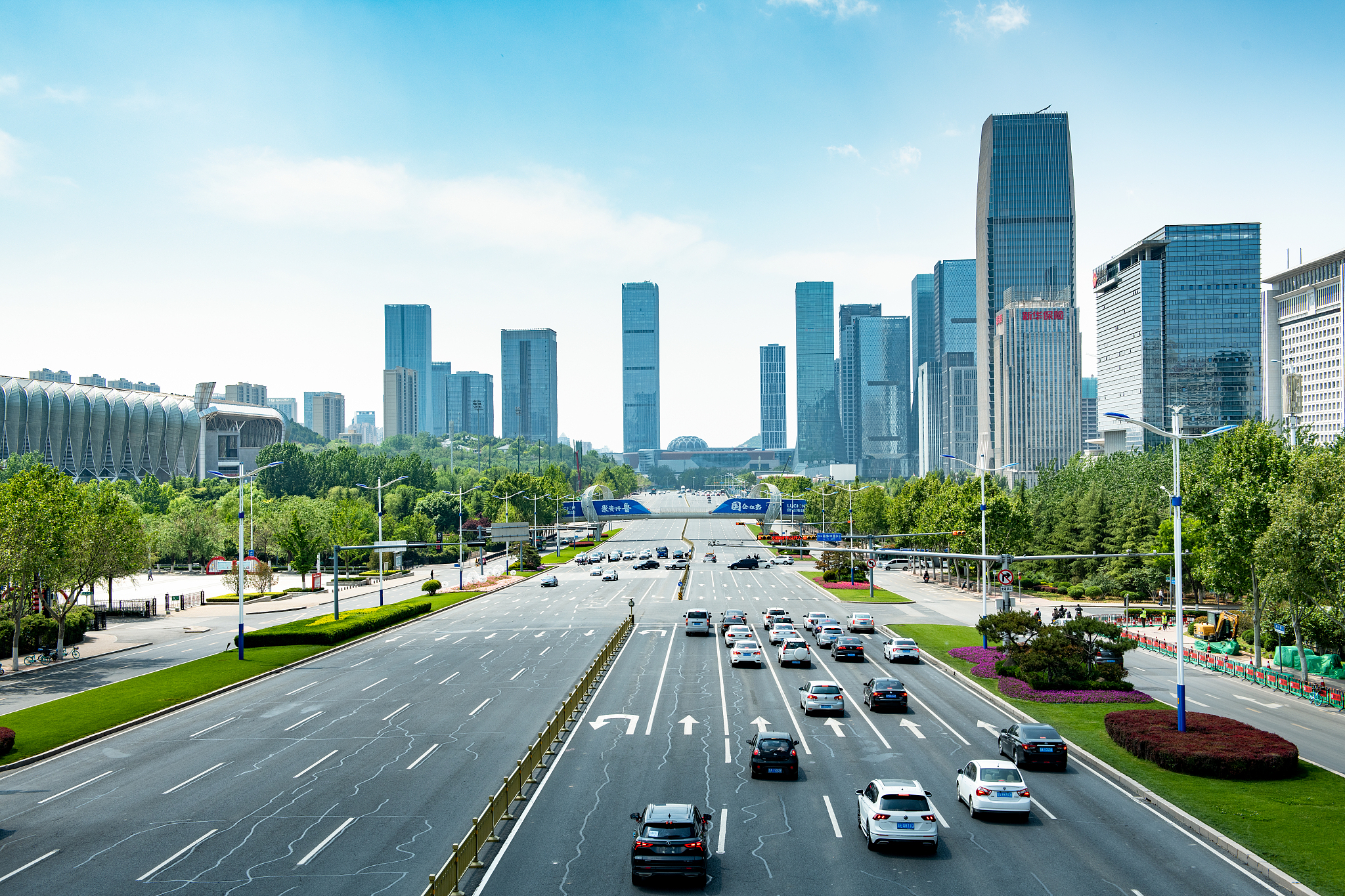 Une vue aérienne du quartier central des affaires de Jinan, ville de Jinan, province du Shandong, Chine. / VCG
