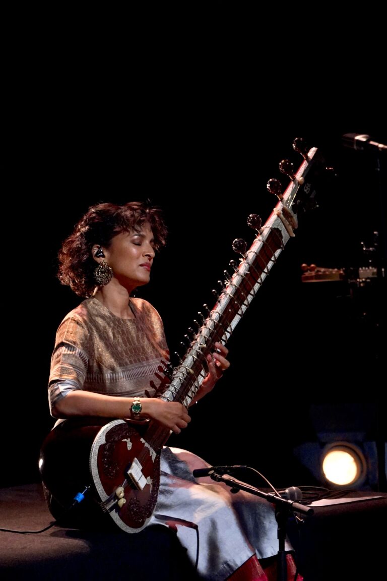 La virtuose du sitar Anoushka Shankar, plusieurs fois nominée aux Grammy Awards, se produit à Pékin le 14 octobre, donnant le coup d'envoi de sa tournée en Chine./Photo fournie à CGTN