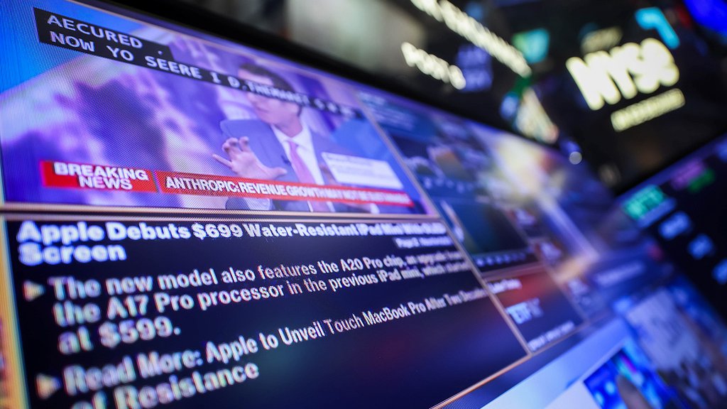 Une chaîne de télévision diffuse des informations sur l'introduction en bourse d'Anthropic à la Bourse de New York, aux États-Unis, le 26 octobre 2026. /VCG