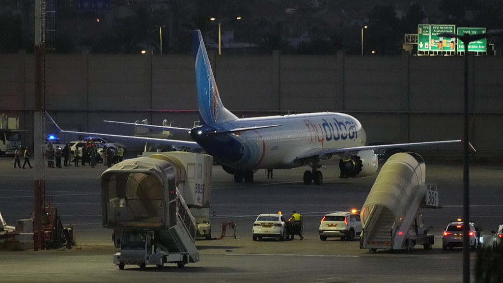 Un avion flydubai transportant des Israéliens qui ont subi un atterrissage d'urgence en Arabie Saoudite est stationné à l'aéroport international Ben Gourion, près de Tel Aviv, Israël, le 30 septembre 2026. /VCG