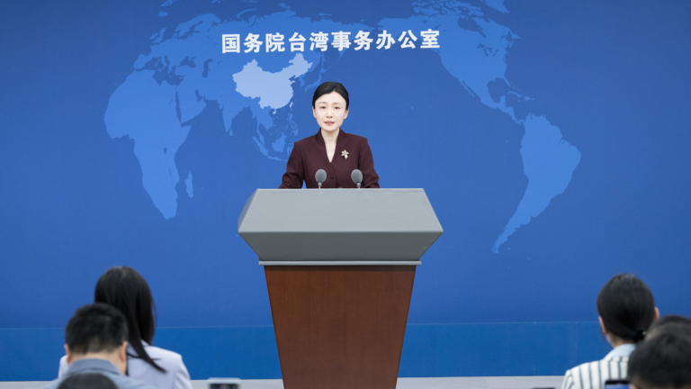 Zhang Han, porte-parole du Bureau des affaires de Taiwan du Conseil des Affaires d'État, tient une conférence de presse à Pékin, le 30 septembre 2026. /VCG