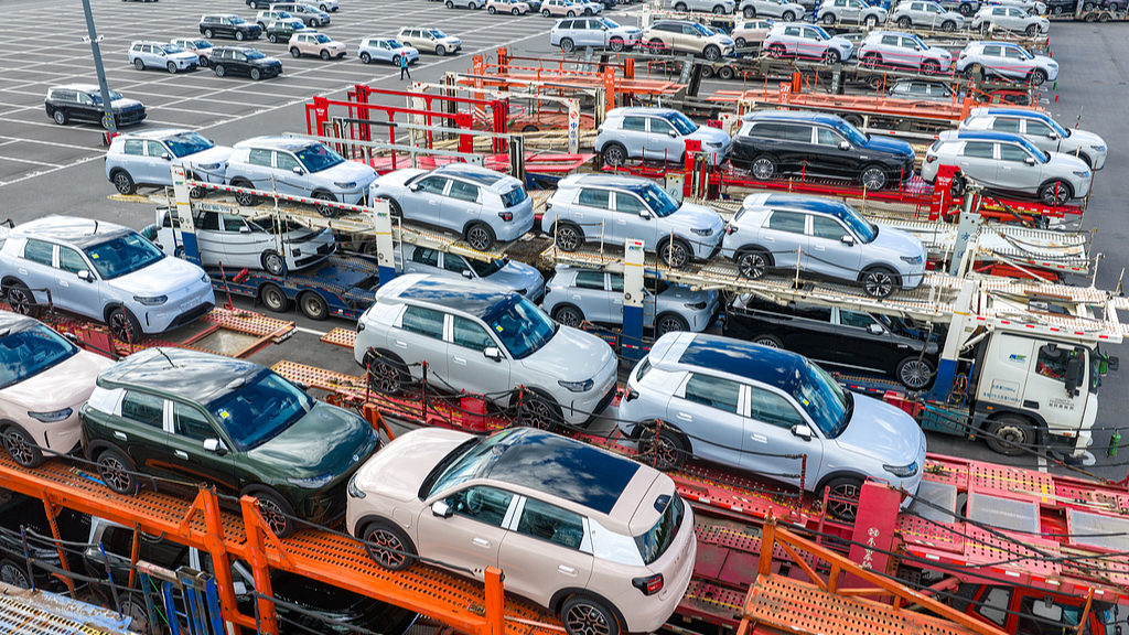 De nouveaux véhicules électriques sont expédiés à divers endroits du parking d'une usine automobile à Jinhua, province du Zhejiang, Chine, le 31 août 2026. /VCG