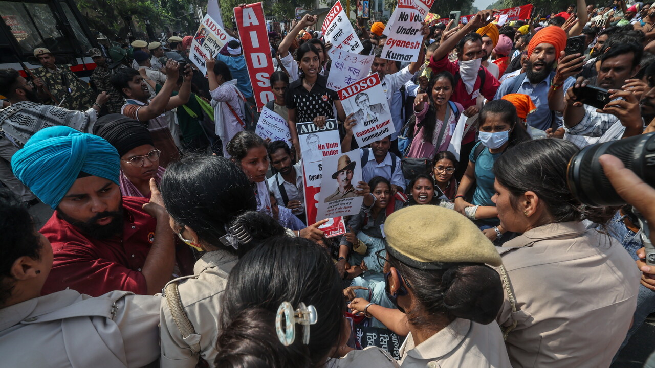 Cockroach party leader arrested before unauthorized demonstration