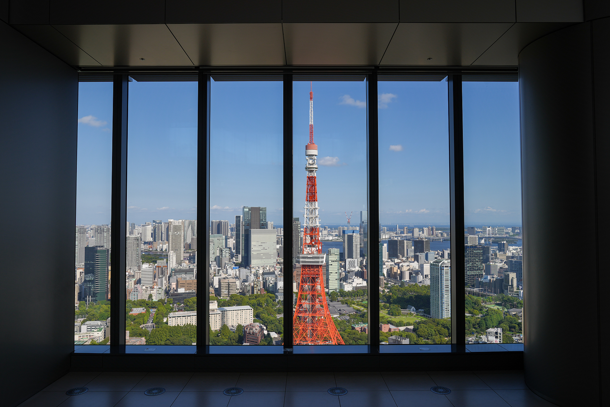Une vue de la tour de Tokyo encadrée par une baie vitrée, à Tokyo, au Japon, le 10 août 2026. /CFP