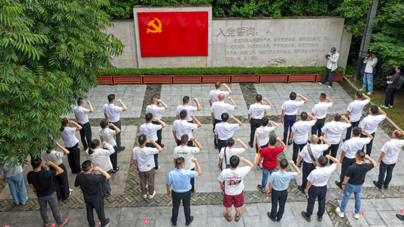 Des membres du Parti renouvellent le serment d'adhésion au Parti communiste chinois dans la ville de Wenzhou, province du Zhejiang (est de la Chine), le 30 juin 2026. /VCG