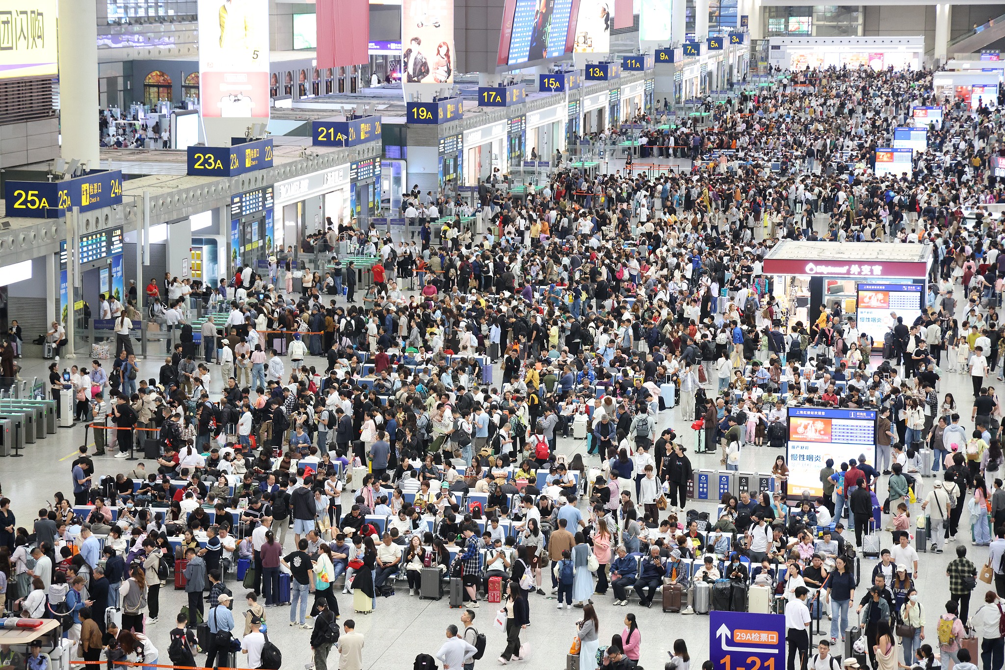 Le trafic de passagers à la gare de Shanghai Hongqiao est resté à son apogée, avec des allées et venues dans la salle d'attente animée, Shanghai, le 2 octobre 2026. /VCG