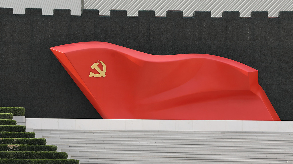 Une sculpture du drapeau du Parti communiste chinois au Musée du Parti communiste chinois à Pékin, en Chine. /VCG