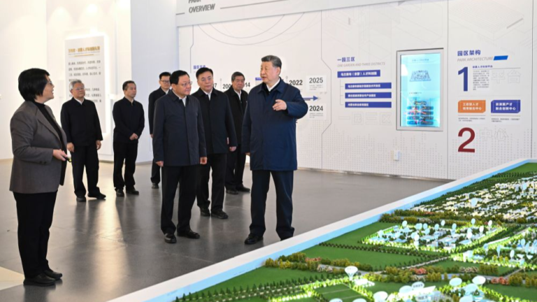 Le président chinois Xi Jinping s'informe sur le développement de l'industrie de l'énergie informatique verte lors de sa visite dans la zone de développement de haute technologie de Chahar à Ulanqab, dans la région autonome de Mongolie intérieure (nord de la Chine), le 16 octobre 2026. /Xinhua