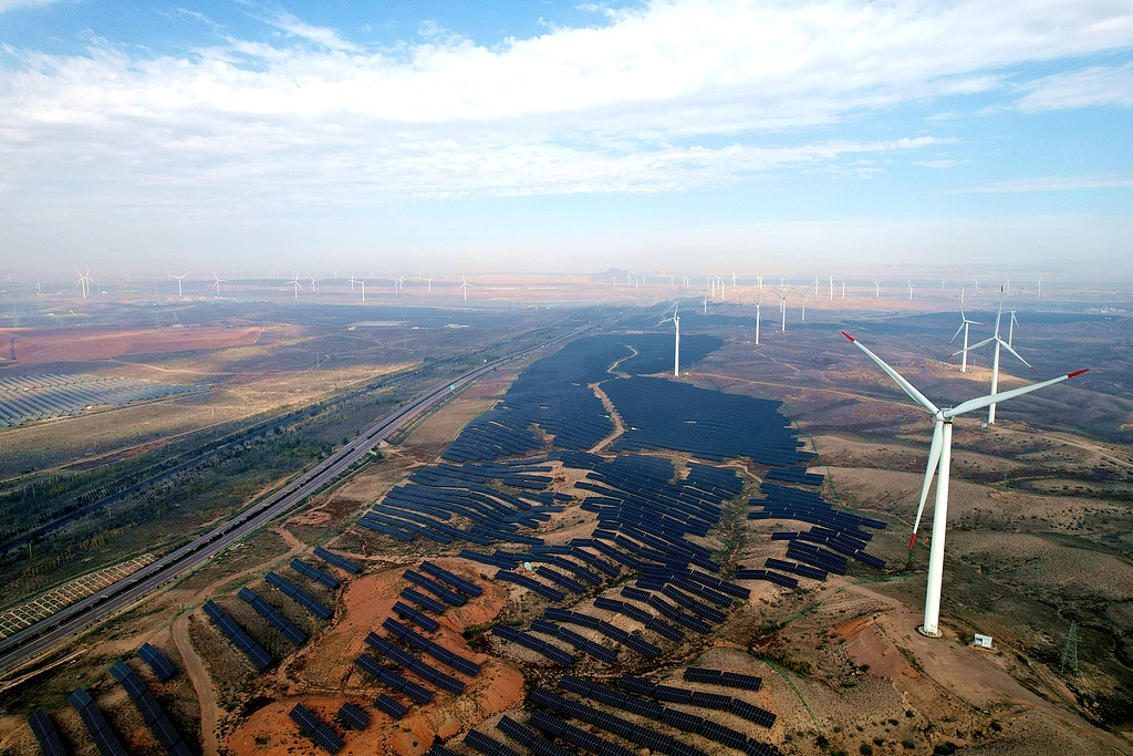 Installations d'énergie éolienne et solaire à Tongxin, dans la région autonome Hui de Ningxia, Chine, 14 octobre 2026. /VCG