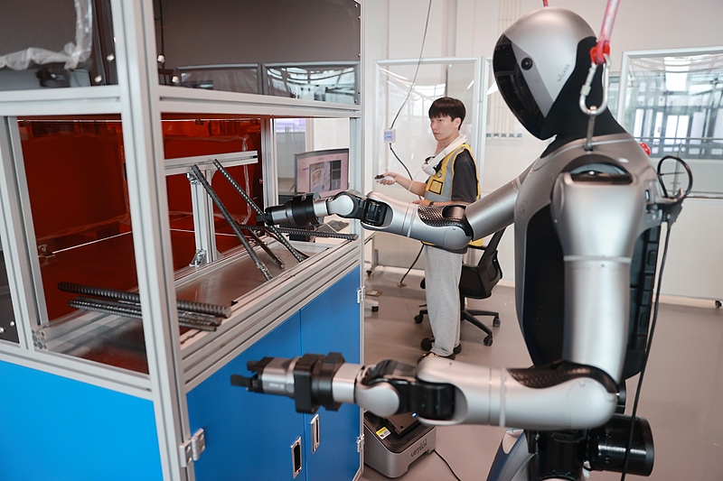 Des techniciens collectent des données sur les robots humanoïdes au centre d'acquisition et de test de données sur les robots humanoïdes de Fangchenggang à Fangchenggang, dans la région autonome Zhuang du Guangxi en Chine, le 17 octobre 2026. /VCG