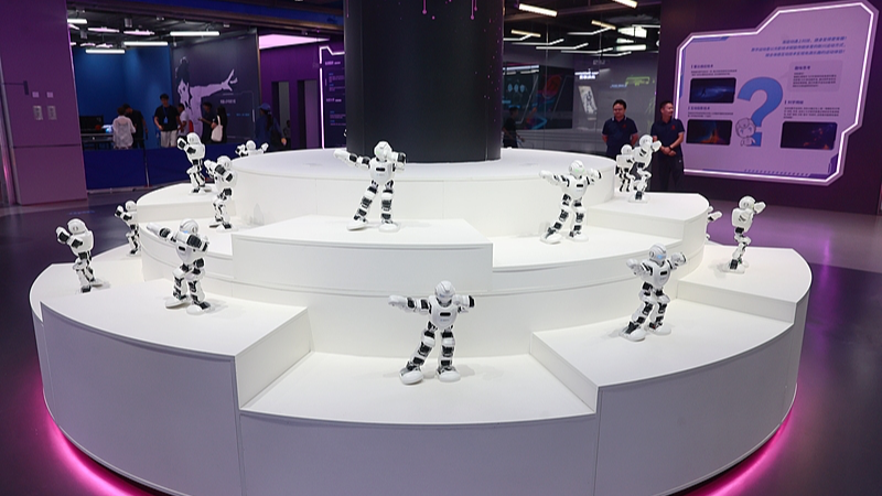 Des robots dansent à la base d'enseignement de l'innovation scientifique et technologique en intelligence artificielle de Fangchenggang à Fangchenggang, dans la région autonome Zhuang du Guangxi en Chine, le 17 octobre 2026. /VCG