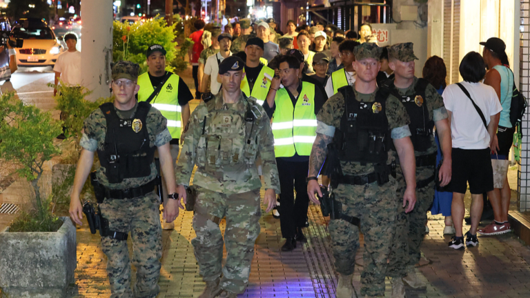 Une patrouille conjointe impliquant les forces américaines au Japon et la police préfectorale d'Okinawa a lieu dans Gate Street, dans la ville d'Okinawa, préfecture d'Okinawa, dans le sud-ouest du Japon, le 9 octobre 2026. /VCG