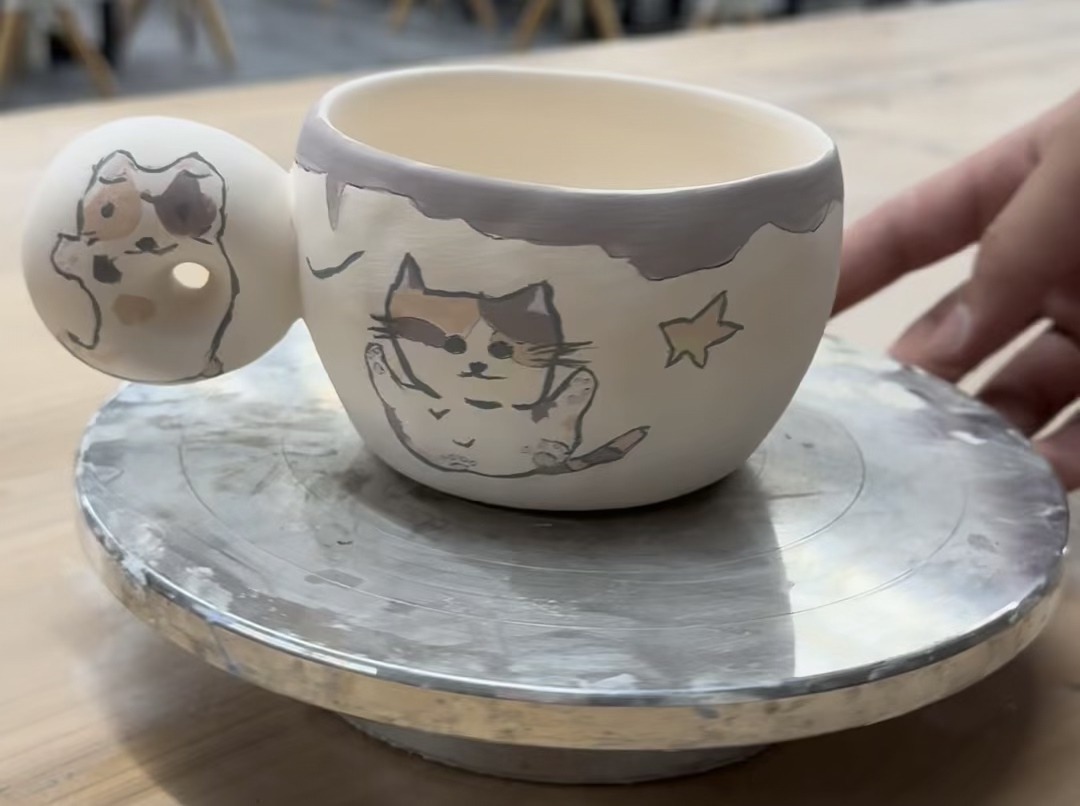 La tasse de chat tricolore que j'ai dessinée à Jingdezhen. /CGTN