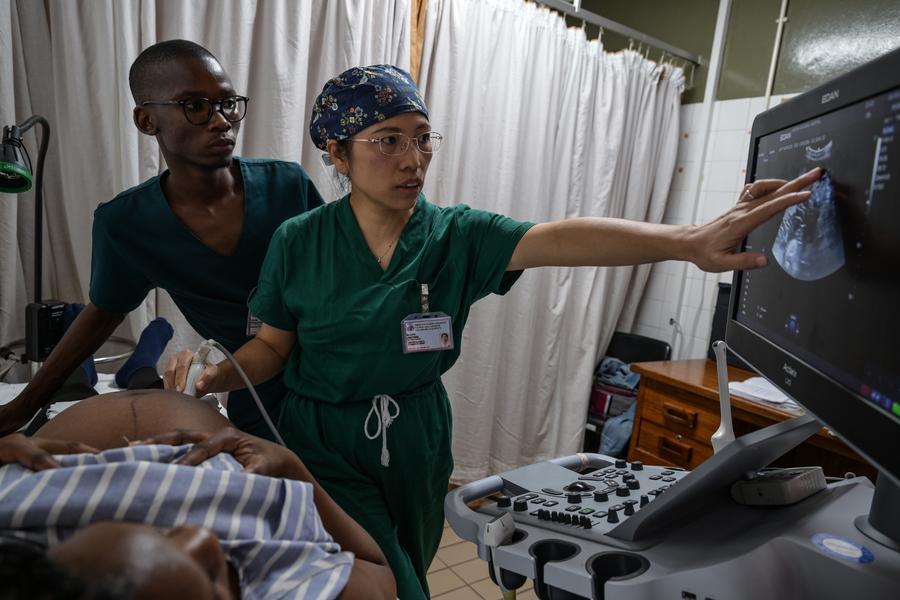 Un obstétricien chinois du 17e groupe de l'équipe médicale chinoise au Botswana effectue une échographie sur une femme enceinte locale à l'hôpital Princess Marina de Gaborone, au Botswana, le 5 mai 2026. /Xinhua