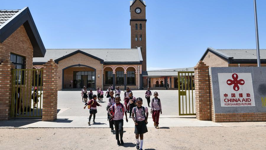 Des élèves quittent le campus de l'école primaire de Mmopane, financée par la Chine, à Mmopane, dans le district de Kweneng, au Botswana, le 4 novembre 2024. /Xinhua