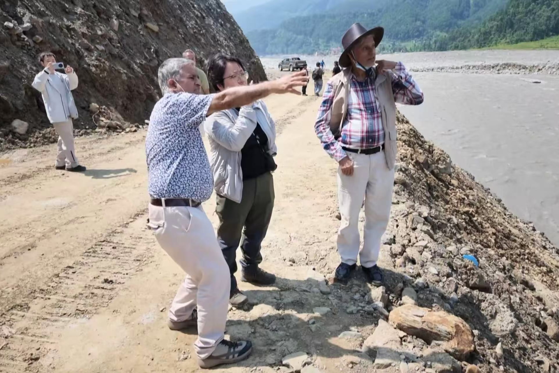 Les membres d’une équipe conjointe d’enquête sur les catastrophes inspectent une berge de rivière au Népal. /CMG