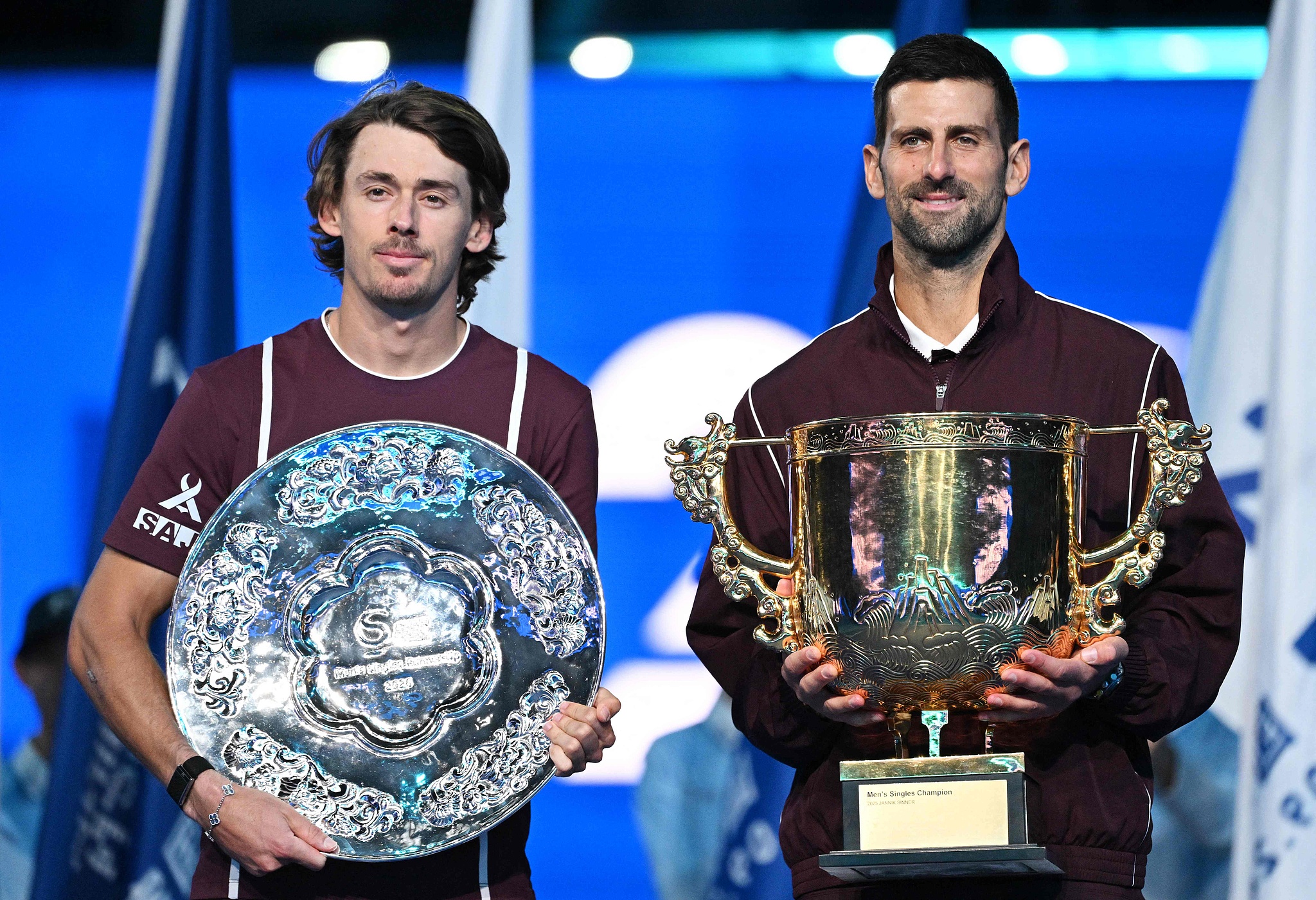 Le champion de l'Open de Chine Novak Djokovic de Serbie (à droite) et le finaliste Alex de Minaur d'Australie affichent leurs trophées après la finale du simple messieurs à Pékin, en Chine, le 6 octobre 2026. /VCG