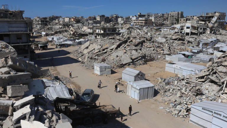 Des Palestiniens passent devant des bâtiments détruits et des abris de fortune dans le camp de réfugiés de Jabalia, dans le nord de la bande de Gaza, le 5 octobre 2026. /VCG