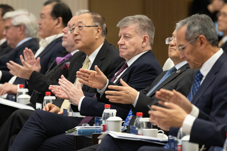 Guy Ryder, secrétaire général adjoint de l'ONU, participe au Forum sur la gouvernance mondiale 2026 à Xiongan, province du Hebei, Chine, le 24 octobre 2026. /VCG