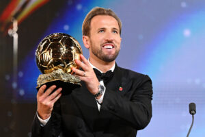 Kane remporte son premier Ballon d&rsquo;Or et Putellas remporte le troisième prix féminin