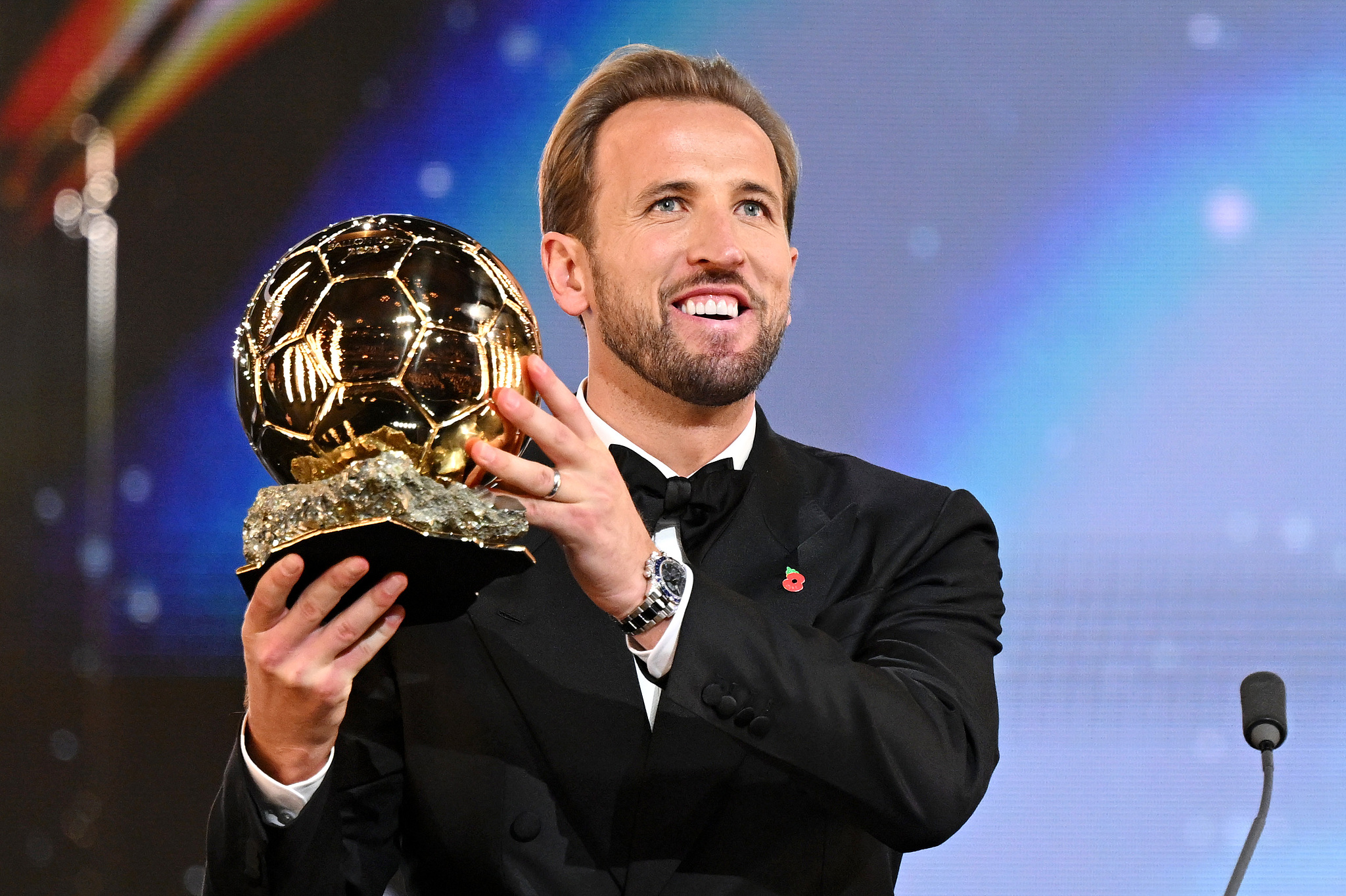 L'attaquant du Bayern Munich et de l'Angleterre Harry Kane présente le trophée Ballon d'Or masculin après avoir reçu le prix lors de la cérémonie à Londres, Angleterre, le 26 octobre 2026. /VCG