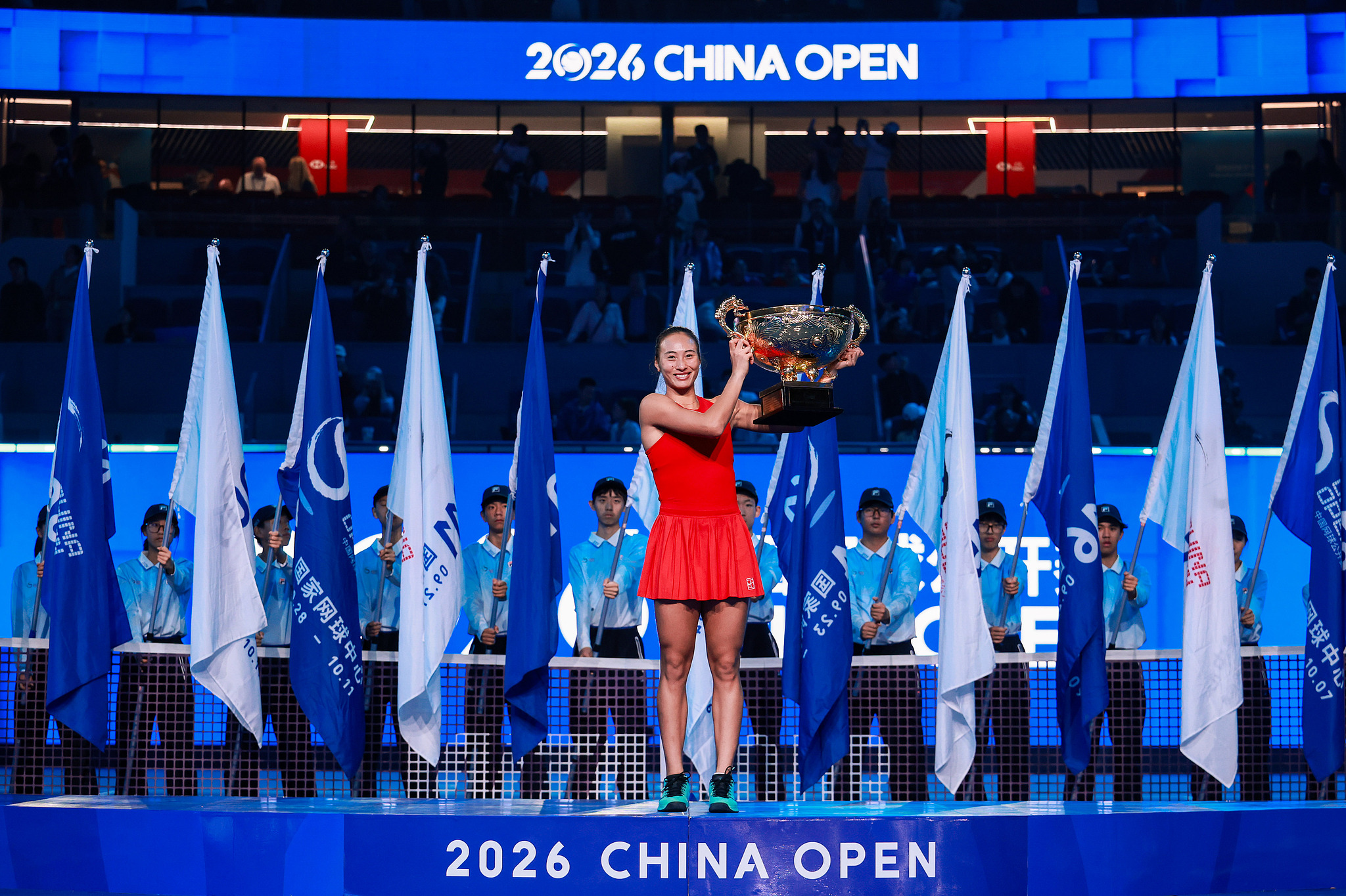 La Chinoise Zheng Qinwen lève le trophée du championnat après avoir battu la Russe Mirra Andreeva en finale du simple féminin à l'Open de Chine à Pékin, en Chine, le 11 octobre 2026. /VCG