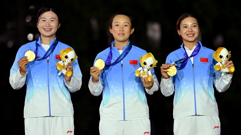 Les médaillées d'or chinoises Yan Liu, Zhang Weiwei et Yin Ruoning célèbrent lors de la cérémonie de remise des médailles par équipe féminine aux Jeux asiatiques de 2026 à Kasugai, au Japon, le 3 octobre 2026. /IC Photo