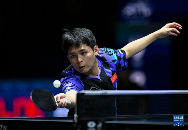 Le Chinois Lin Shidong frappe un tir contre l'Iranien Benyamin Faraji lors de leur match en quarts de finale par équipe masculine aux Championnats asiatiques de tennis de table à Tachkent, en Ouzbékistan, le 21 octobre 2026. /Xinhua
