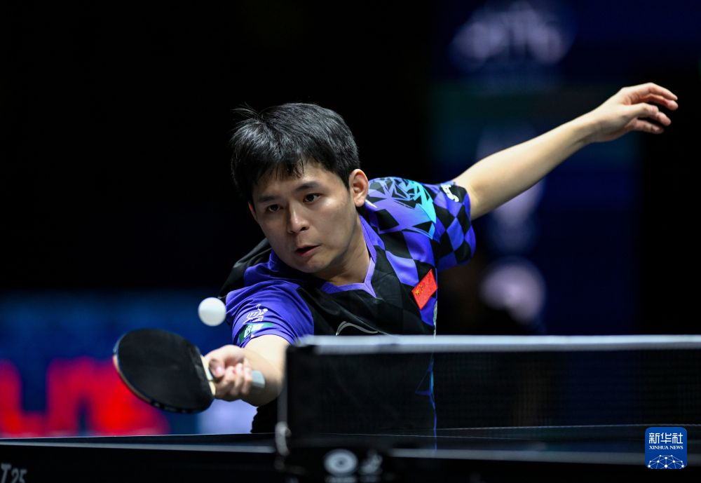 Le Chinois Lin Shidong frappe un tir contre l'Iranien Benyamin Faraji lors de leur match en quarts de finale par équipe masculine aux Championnats asiatiques de tennis de table à Tachkent, en Ouzbékistan, le 21 octobre 2026. /Xinhua