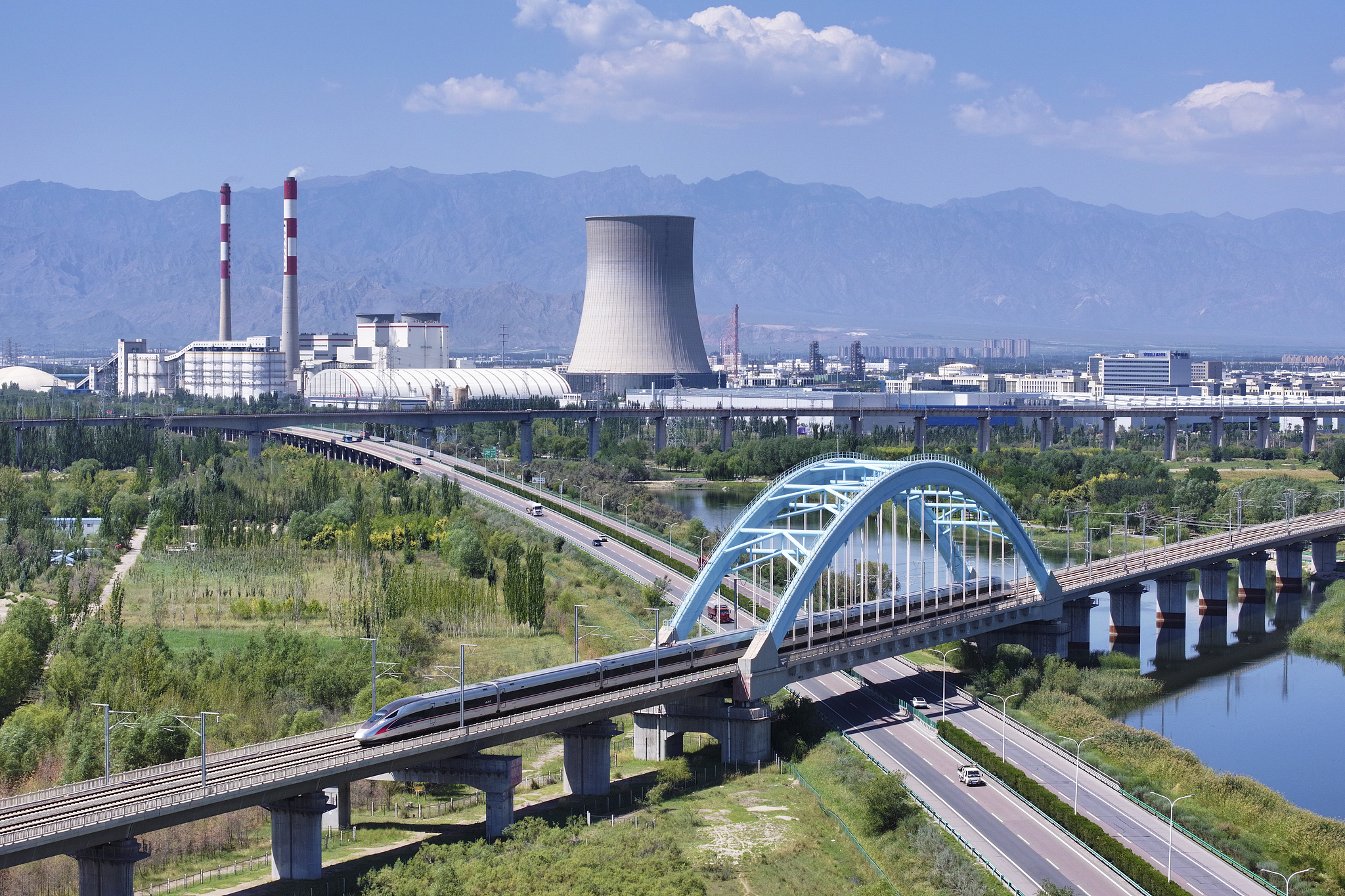 Un train à grande vitesse circulant sur la ligne à grande vitesse Yinchuan-Xi'an, à Yinchuan, dans la région autonome du Ningxia Hui, dans le nord-ouest de la Chine, le 31 août 2026. /VCG
