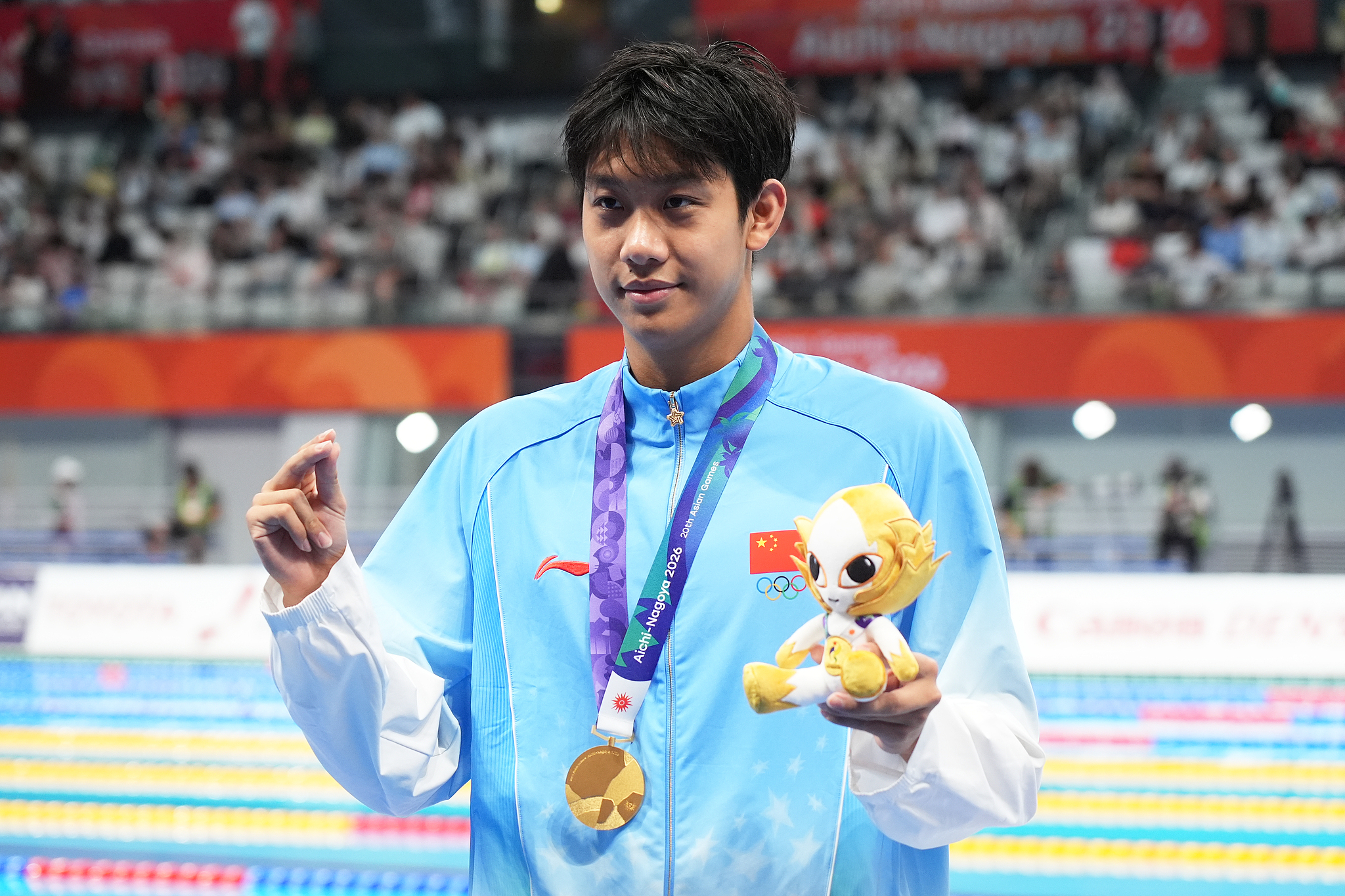 Le médaillé d'or Zhang Zhanshuo, de Chine, pose après la cérémonie de remise des médailles du 400 m nage libre hommes le sixième jour des 20e Jeux asiatiques au Centre aquatique de Tokyo, le 25 septembre 2026 /VCG