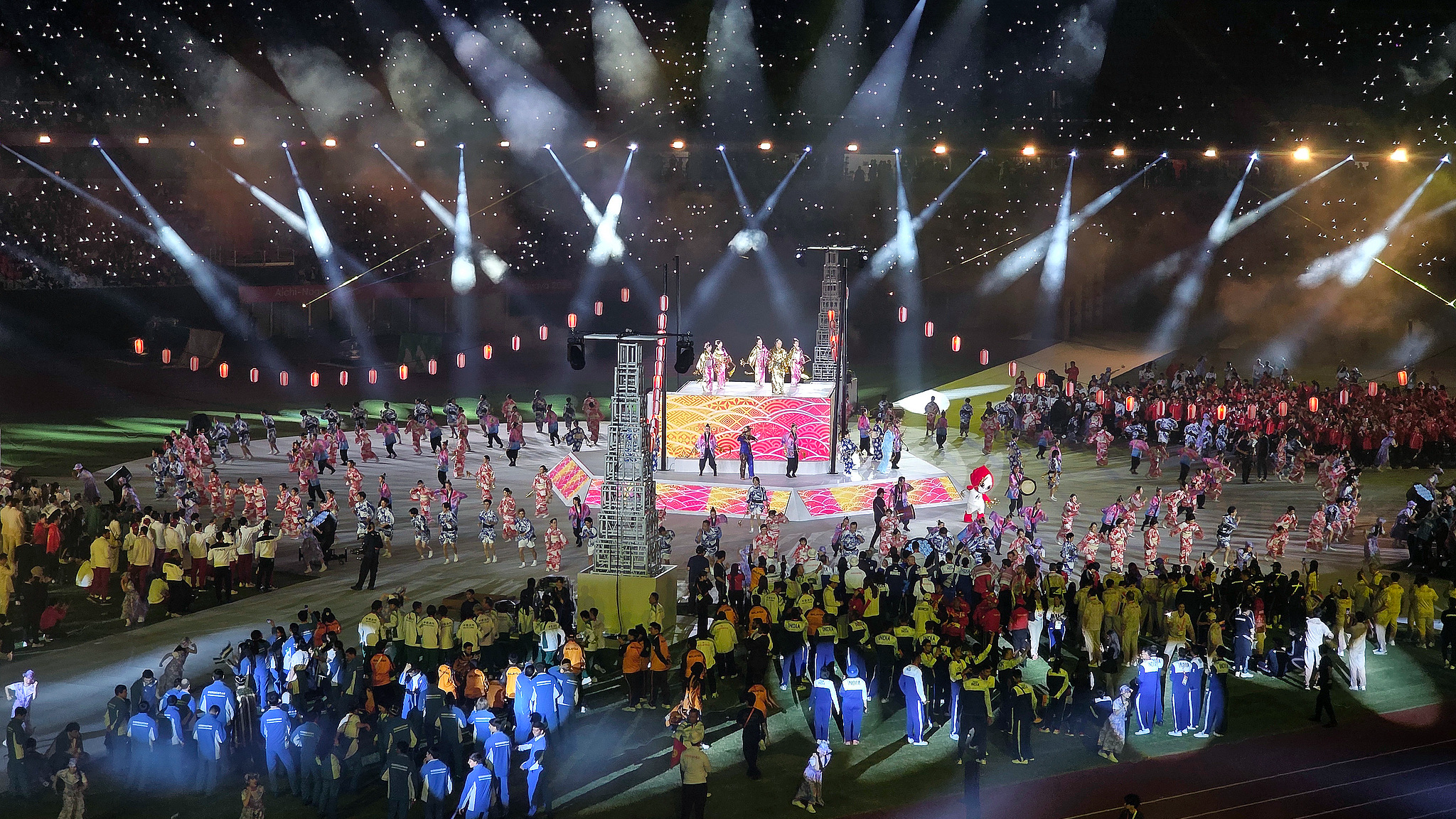 Une représentation a lieu lors de la cérémonie de clôture des Jeux asiatiques d'Aichi-Nagoya au stade sportif Mizuho Park à Nagoya, au Japon, le 4 octobre 2026. /VCG