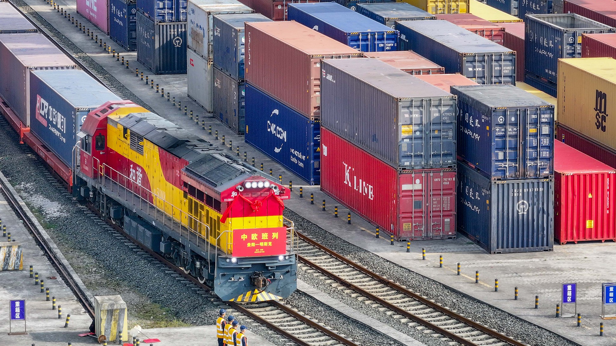 Un train de marchandises chargé de conteneurs pour le China-Europe Railway Express attend de partir à la gare de Dulaoying, au port terrestre international de Guiyang, dans la province chinoise du Guizhou, le 15 février 2026./VCG