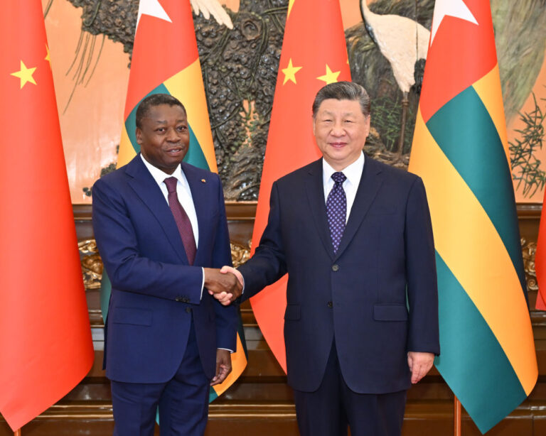 Le président chinois Xi Jinping (à droite) a rencontré le président du Conseil de la République togolaise Faure Essozimna Gnassingbé à Pékin, capitale chinoise, le 13 octobre 2026. /Xinhua