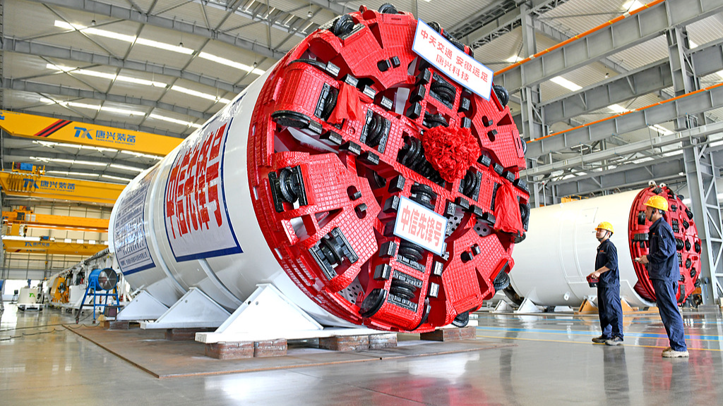 Des ouvriers testent un tunnelier à boue nouvellement fabriqué à Huainan, dans la province de l'Anhui (est de la Chine), le 17 juillet 2026. /VCG