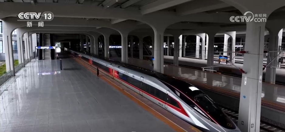 Le train à grande vitesse Fuxing CR450, Chine, 20 octobre 2025. /China Media Group