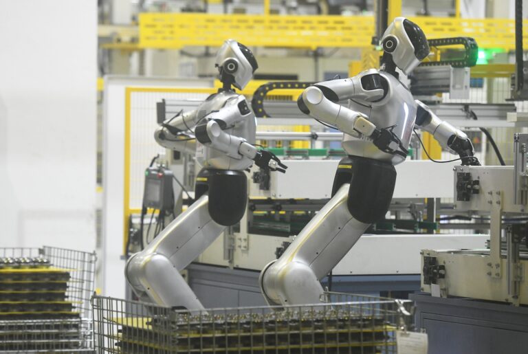 Des robots humanoïdes récupèrent des composants sur une chaîne de production à Hangzhou, province du Zhejiang, Chine orientale, le 19 octobre 2026. /VCG