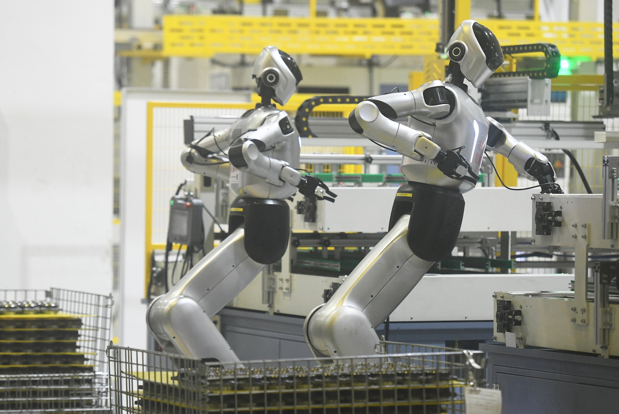 Des robots humanoïdes récupèrent des composants sur une chaîne de production à Hangzhou, province du Zhejiang, Chine orientale, le 19 octobre 2026. /VCG