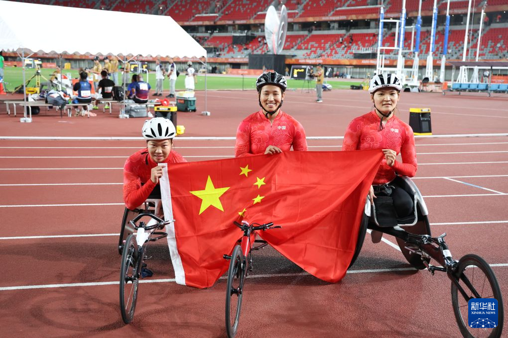 De gauche à droite : la médaillée de bronze Zhang Yuan, la médaillée d'or Zhou Zhaoqian et la médaillée d'argent Tian Yajuan de Chine célèbrent après avoir remporté le podium du 400 mètres T54 féminin aux Jeux para-asiatiques Aichi-Nagoya 2026 à Nagoya, au Japon, le 21 octobre 2026. /Xinhua