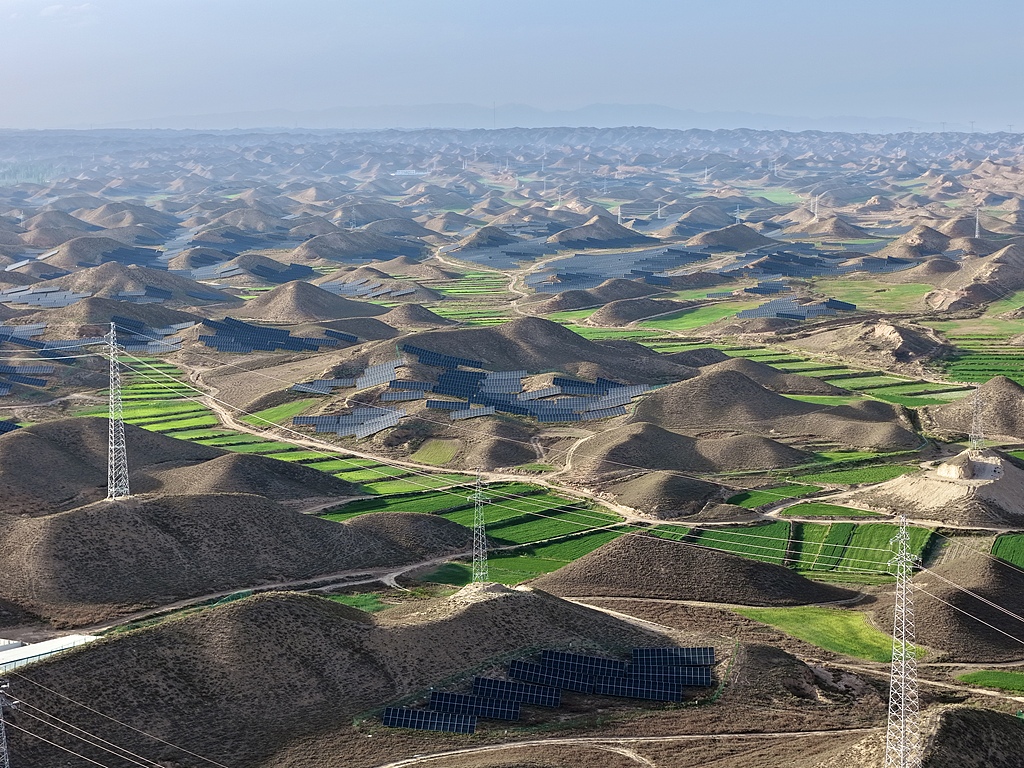Panneaux solaires dans un projet photovoltaïque de 100 mégawatts soutenant un parc industriel d'énergie à hydrogène dans le comté de Gaolan, à Lanzhou, dans la province du Gansu (nord-ouest de la Chine), le 8 juin 2026. /VCG