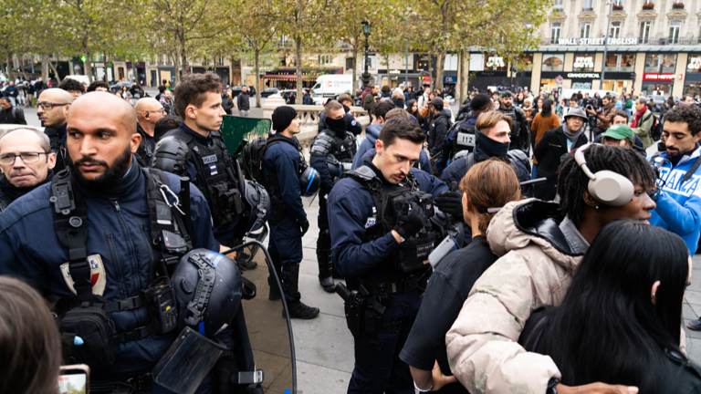 Présence policière place de la République à Paris pour prévenir un regain de tensions provoqué par des rassemblements non autorisés, Paris, France, 19 octobre 2026. /VCG