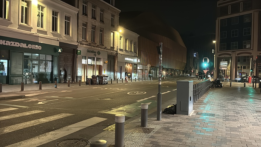 Vue d'une rue lors d'un couvre-feu partiel imposé à la suite de violences et de pillages lors de manifestations nationales du week-end, Lille, France, le 19 octobre 2026. /VCG